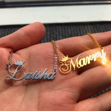 Collar de corona chapado en oro / oro blanco / oro rosa con nombre personalizado, letra e iniciales